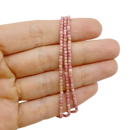 Родонит, кубик 2 мм, нить 38 см
