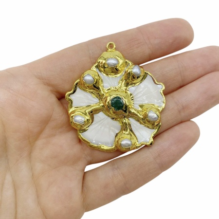 Подвеска крупная Цветок серый перламутр, зеленый камень, золотистая, 45 мм, 30.21