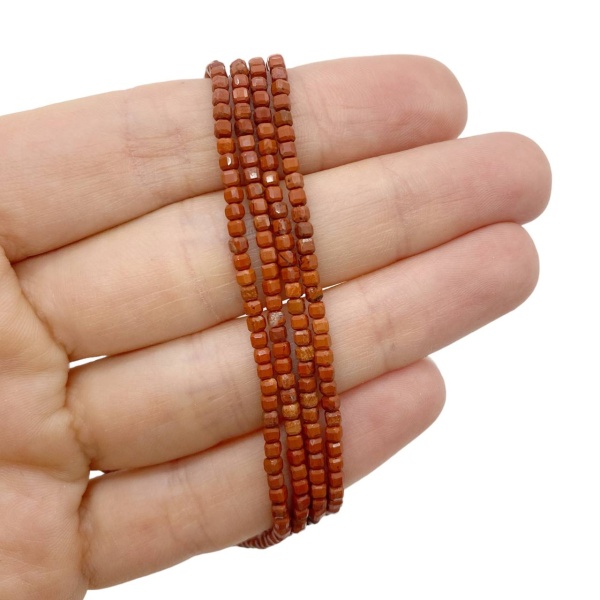 Яшма красная, кубик, 2 мм, нить 39 см, НК.D2.33