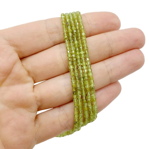 Перидот, кубик 2.5 мм, нить 38 см, НП.D1.11